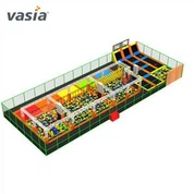 Trampoliinipuisto, jossa on vaahtokuoppa